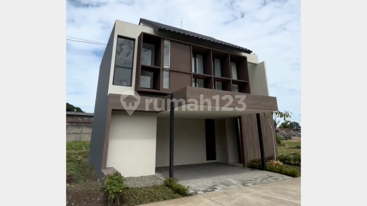 Hunian Elit 2 Lantai Kondisi Baru Dijual Lokasi di Tengah Kota Bandung