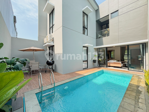 Rumah Mewah Punya Kolam Renang/Pool & 6 Kamar di Cluster Grand Wisata