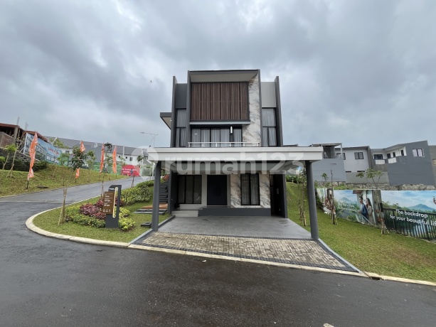 Dijual Rumah Bagus Kondisi Baru dan Mewah 3 Lantai, 4 Kamar, Kawasan Nyaman