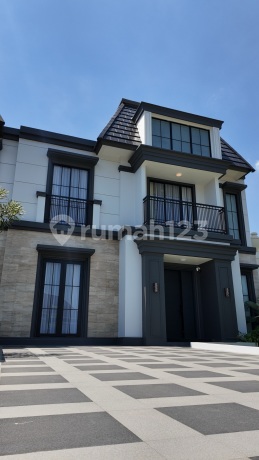 Rumah Mewah 2 Lantai dengan Gaya American Clasic di Kawasan Eksclusif, Dekat dengan Jalan Tol Area Perintis Kemerdekaan Makassar