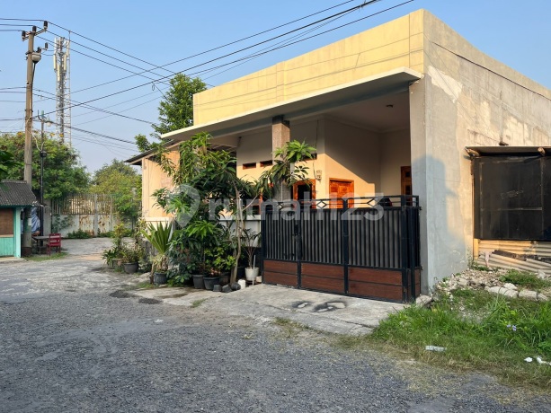 rumah villa regency tangerang di kutabumi  lokasi hoek sangat nyaman dan asri karena mempunyai ceiling ygtinggi