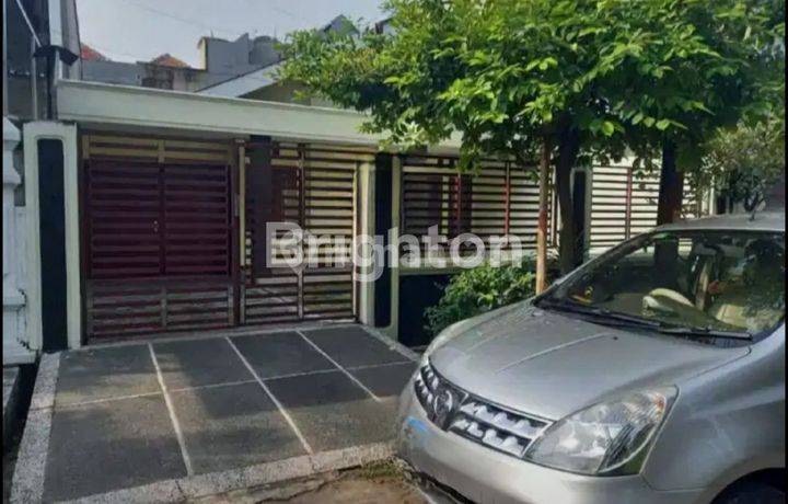 Rumah strategis dekat Masjid Agung Surabaya, di Perum Wisma Pagesangan