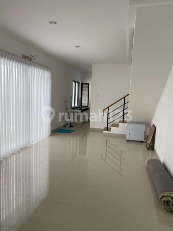 "Dijual Rumah Siap Huni di Taman Wiladatika Cibubur, Lingkungan Hijau & Fasilitas Rekreasi Lengkap"