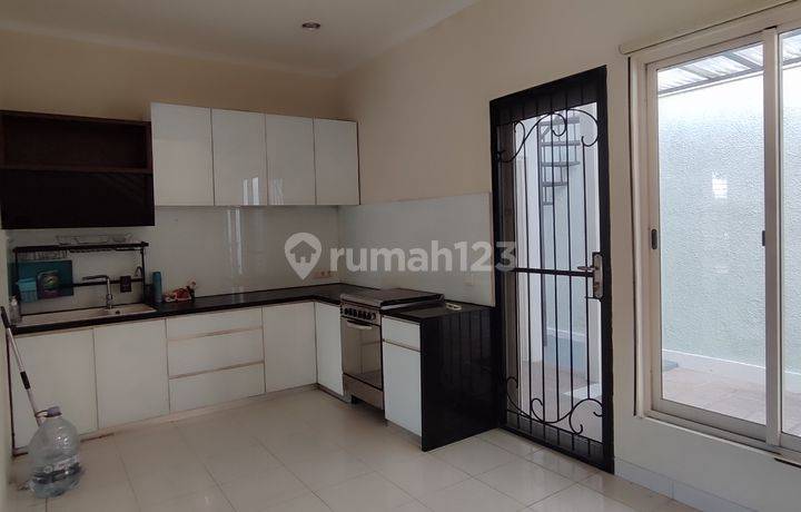Dijual Rumah 2 Lantai Siap Huni & Bagus Di New Jasmine, Gading Serpong, Selatan, Shm, Semi Furnished, Lokasi Strategis