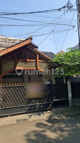 For Sale Cheap House in a Strategic Area, Opposite Cipulir Permai Housing Complex Park, Kebayoran Lama