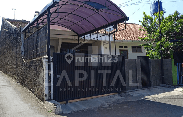  RUMAH KLASIK DI KOMPLEK TARUNA PARAHYANGAN UJUNGBERUNG, BANDUNG