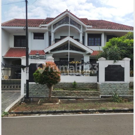 Rumah Hoek Mewah 900M² di Cinere - Fasilitas Kolam Renang & Taman Asri