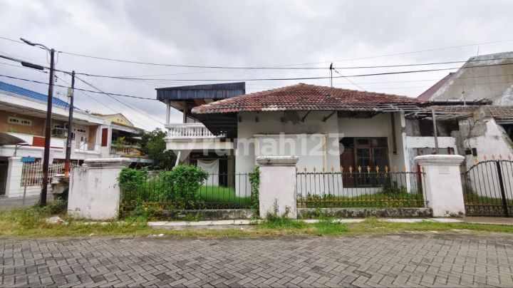 Rumah Hook Hitung Tanah Perum Bendul Merisi Dekat Polda & Plaza Marina
