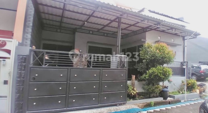 Sell Ready-to-Live House Prime Location Steps Away from Sidoarjo Square