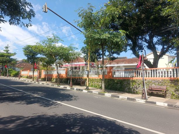 Disewakan Rumah Halaman Luas Cocok untuk Kantor dan Usaha