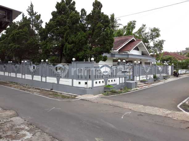 For Sale: Hook House with Remaining Extensive Yard