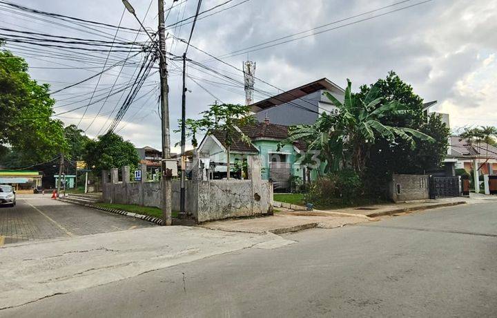 Dijual rumah dengan tanah yang luas di Tamansari Persada