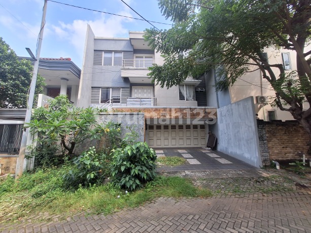 Rumah 3 Lantai Di Bawah Harga Pasar Di Villa Menara Kelapa Gading, 2 KM Ke Tol Sunter Podomoro