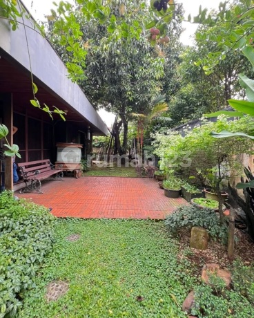 House for quick sale in the elite area near Senopati, Kebayoran Baru. House for quick sale in the elite area near Senopati, Kebayoran Baru.