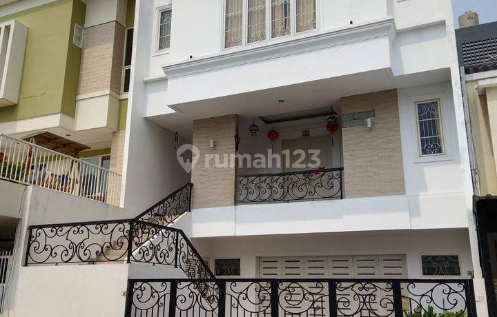 Jual For Sale 出售别墅房屋 Dijual Rumah di Kano Indah PIK 1 Jakarta Utara LT : 9 x 20 ( 180 m² ) LB : ± 420 m² Tinggi : 3 Lantai KT : 4 + 1 KM : 5 Semi Furnish SHM Hadap : Utara Air : WTP Carport / Garasi : 2 + 2 Nego