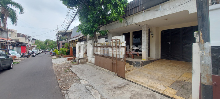 For Sale Comfortable House in Tebet Area, South Jakarta