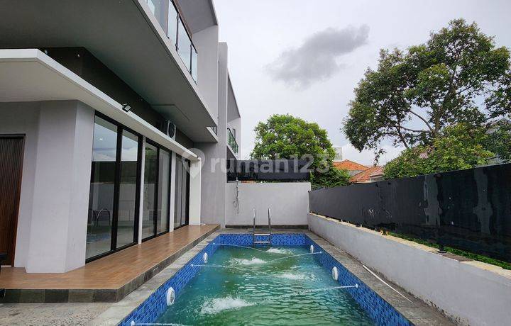 Dijual Rumah Mewah Pool di Pasteur Sukadamai