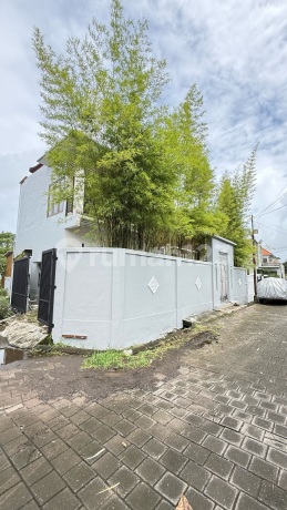 For Sale 2-Story House + Rooftop Position Hook - Beranda Bukit Kutuh, Bali ✨ For Sale 2-Story House + Rooftop Position Hook - Beranda Bukit Kutuh, Bali ✨
