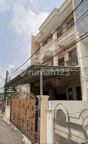 Dijual Rumah Di Sunter Jl Agung Permai Sunter Jakarta Utara Lt 10 X 18m² ( 180 M² ) Bangunan 3.5 Lantai ( 450 M² ) Kamar Tidur : 3 Km 4 Dan 1 Kmr Pembantu + 1 Wc 1 Gudang 1 Ruang Serbaguna Shm Pln 11.000w Hadap Utara Parkir 3 Mbl Harga 6,3 M Nego