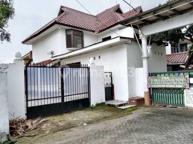 Dijual Cepat rumah Di Villa Bintaro Asri Ciputat Tangeranglt: 357 M2 LB : 240 M2 ; 2 LANTAI KT : 4+1 KM : 4+1 PLN : 3.500 HADAP : BARAT  SEMI FURNISHED HARGA : 7,3 M nego