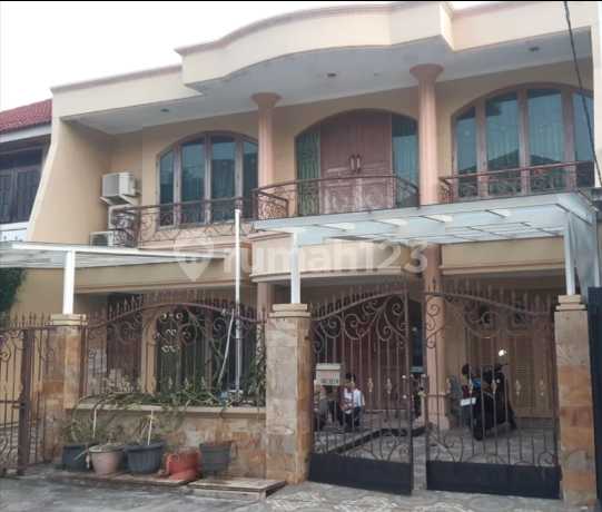 For Sale Neat Minimalist House in Kelapa Gading Janur Elok, North Jakarta, Ready to Use. Land Area (11 X 17) = 187M2 Building Area 248M2 Bedrooms 4 Bathrooms 4 Levels 2 Floors Electricity 7700Watt AC 8 Units. Facing North SHM Certificate Price 5 M Negotiable