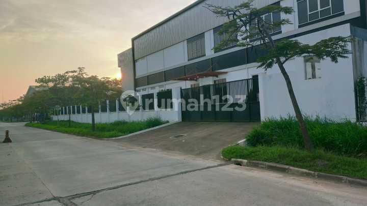 Dijual Gudang Siap Pakai Area Bekasi Kawasan Pergudangan Marunda Center Blok J No.18 Lt= 3.595 M2 Total = 2.867 M2 Listrik = 33.000 Va Air PDAM Industri Mengahadap / Posisi Gudang = Hook Sertifikat Shgb A/N Pt Harga Rp. 36 M Exclude Ppn