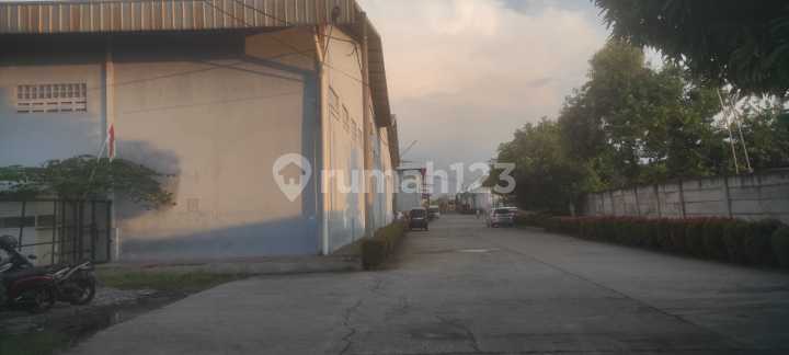 Disewakan Murah Gudang Plus Kantor 2 Lantai di Komplek Pergudangan Karawaci, Tangerang Kota Luas Tanah : 2.500 M2 Luas Bangunan : 2.000 M2 Akses Jalan Kontainer 40Ft Harga Sewa = 1.2 M /Thn ,Minimal Sewa 2 Tahun