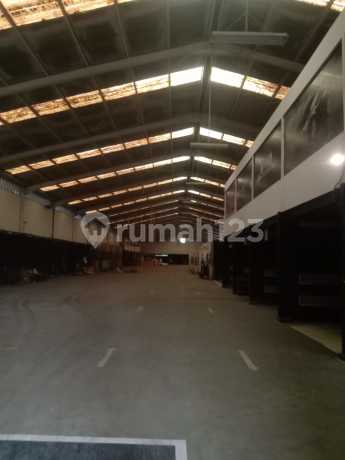 Warehouse for Sale in Taman Tekno BSD, Tangerang, Banten. Built: 2013 - SHGB - Land Area: 6,600 m² - Building Area: 4,088 m² - Dimensions: 48 m x 137.5 m² - IPL + Water Cost: Approximately 9.2 million per month. - Electrical Capacity: 164,000 Watt Price: 119M (Negotiable) Warehouse for Sale in Taman Tekno BSD, Tangerang, Banten. Built: 2013 - SHGB - Land Area: 6,600 m² - Building Area: 4,088 m² - Dimensions: 48 m x 137.5 m² - IPL + Water Cost: Approximately 9.2 million per month. - Electrical Capacity: 164,000 Watt Price: 119M (Negotiable)