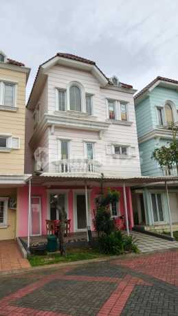 Rumah Cantik di Cluster Montana Village Gading Serpong Posisi Depan Kolam Renang