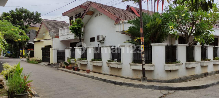 Legendary 2-Story Residence, Prime Southern Location Legendary 2-Story Residence, Prime Southern Location