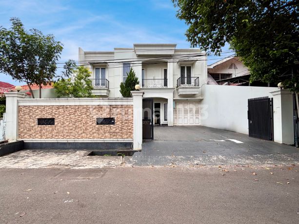 Akses 3 Mobil - Rumah Mewah di Tebet Timur ( Semi Furnished )