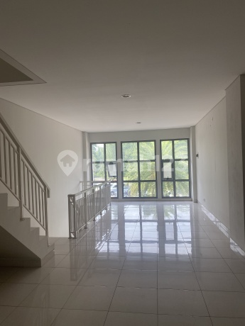For Sale 3-Story Shop House Ready to Use Facing Main Road