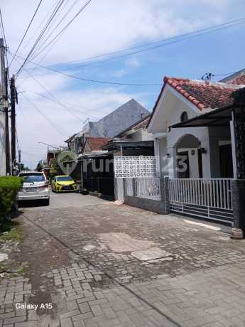 In Lempongsari Housing, Elegant House 4 minutes to Al-Azhar School