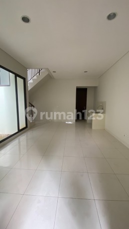 Dijual Rumah di Whelford Greenwich Uk 6x17, BSD