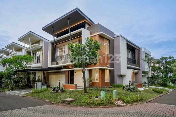 Rumah Mewah Elegan Di Serpong. Dekat Golf Dan Kuliner. The Spring, Grisea. View Danau.