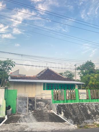 Dijual.rumahpinggir Jalan.raya bisa untuk Usaha Cafe