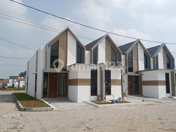 For Sale: Neat and Lush House in Safira Aryana Cluster, Karawaci, Tangerang For Sale: Neat and Lush House in Safira Aryana Cluster, Karawaci, Tangerang