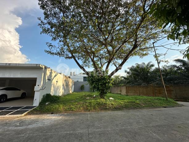 For sale 260 m2 HOOK plot in the Elite Orchard Park Cluster Palembang.