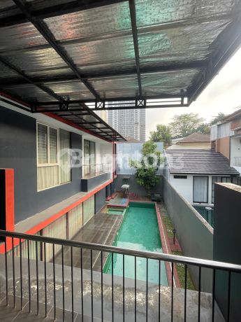Rumah Mewah 3 Lantai Shm Di Mahogany Residence Cibuburdengan Private Pool Dan Berada Di Samping Transpark Mall