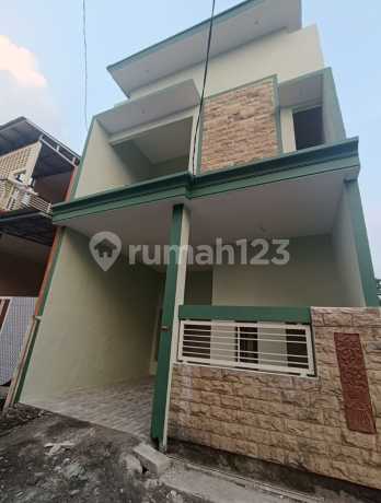 Dijual Rumah Cantik 2 Lantai Minimalis Modern Pakal