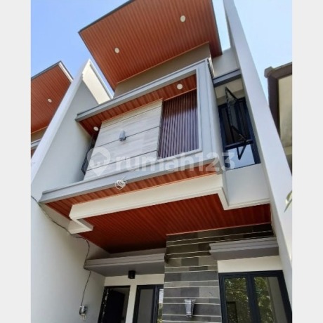 Rumah Mewah 2 Lantai Strategis di Jalan Utama Manyar Jaya Rumah Mewah 2 Lantai Strategis di Jalan Utama Manyar Jaya