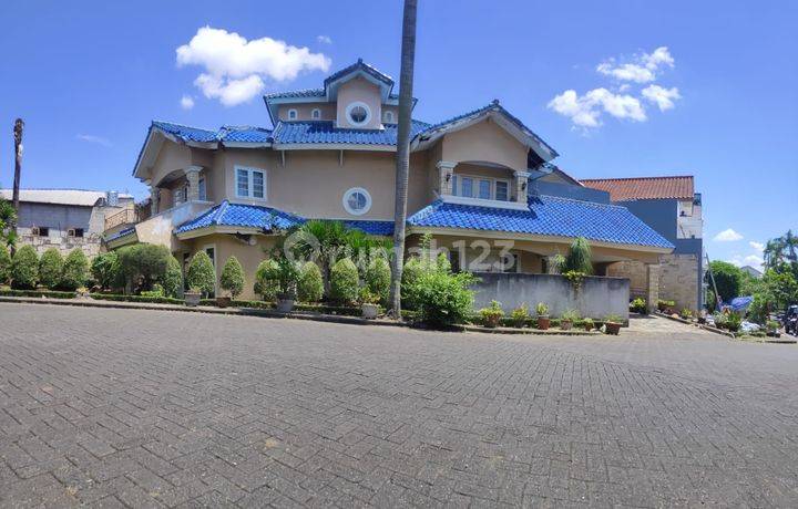Rumah Mewah Depan Gapura Perumahan Villa Graha Hijau