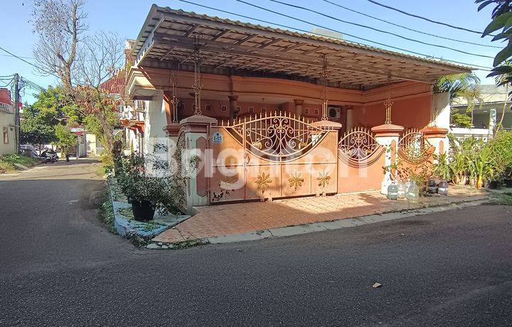 RUMAH HOOK LUAS DAN ADEM DI TAMAN BOROBUDUR PERUMNAS TANGERANG