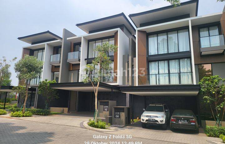 Rumah Cantik Hadap Taman Luas Selangkah Ke Sport Club Yang Lengkap Nava Park di BSD City