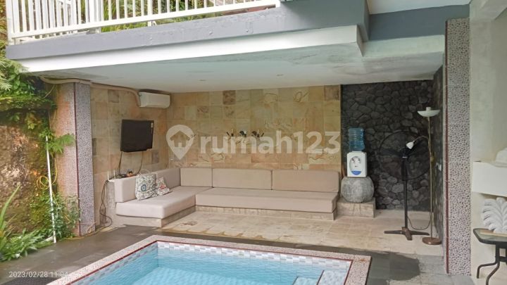 Dijual Villa Di Ungasan (furnished) 
komplek Bayuh Asri 
ungasan-Kuta Selatan

`villa 2 Lantai.
`luas Tanah 210m².
`dimensi ± 20 X 10,5 Meter.
'Luas Bangunan 250 M².
'Garasi 1mobil + 2motor
`air Pdam
`listrik 7700 Watt.
'1master Bedroom + Shower Bathub
`2