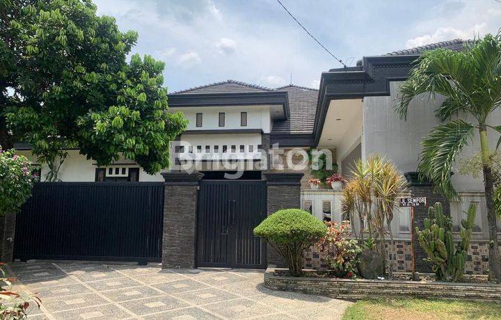 Rumah Mewah Dan Kolam Renang Di Perumahan Laladon Indah