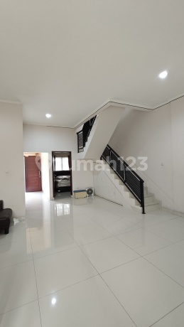 Ready-to-Occupy House in a Strategic Location Near Toll Access in Taman Holandia, Lippo Karawaci
