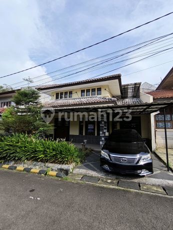 Rumah Luas dengan Lingkungan Tenang di Lokasi Strategis Rumah Luas dengan Lingkungan Tenang di Lokasi Strategis
