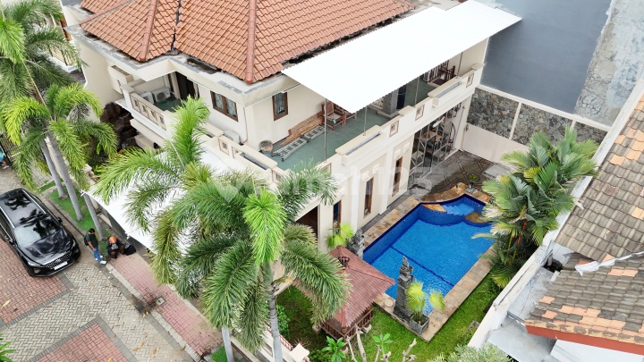 Dijual Rumah Classic Mewah dengan Private Pool di Citraland Surabaya