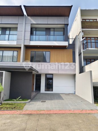 Rumah Cluster di Setraduta Bandung Fasilitas Kolam Renang Luas Rumah Cluster di Setraduta Bandung Fasilitas Kolam Renang Luas